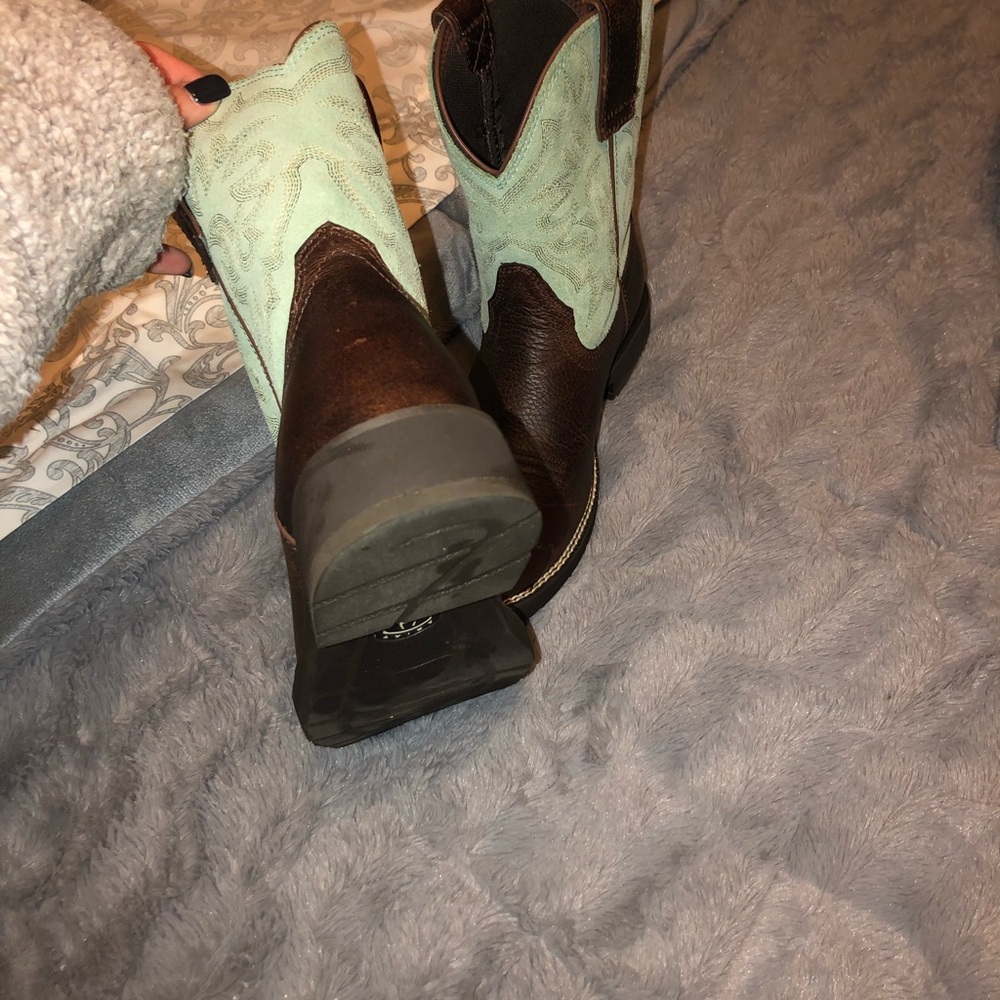 Women’s size 6 ariat boots